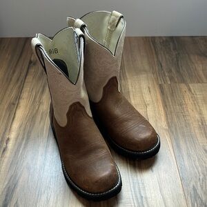 ARIAT WOMEN'S HERITAGE TESS WESTERN BOOTS - ROUND TOE